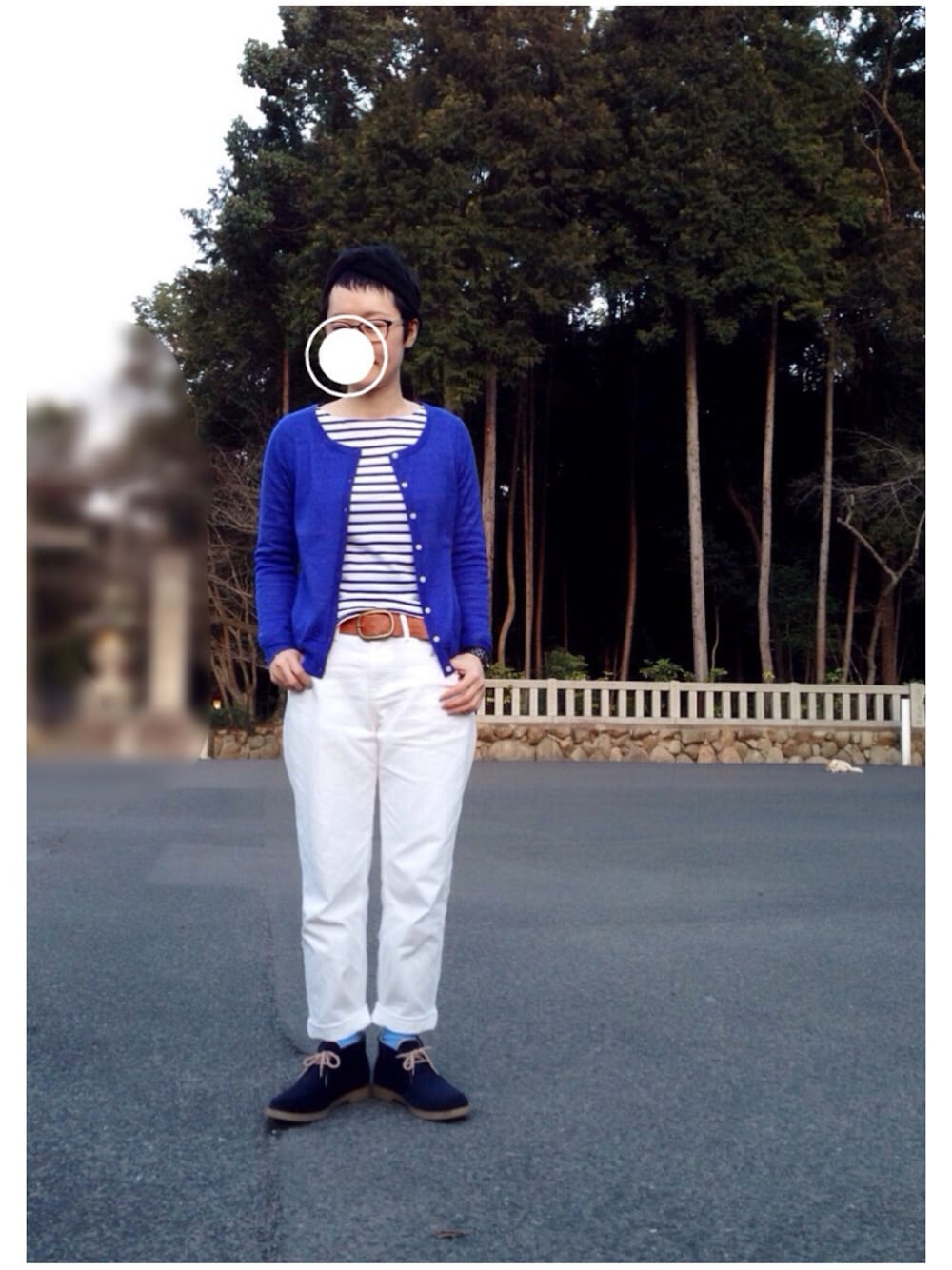 ホワイト系のデニムパンツ、ブルー系のカーディガン/ボレロ、その他のTシャツ/カットソーを着用したレディースの冬コーディネートの1枚目の写真