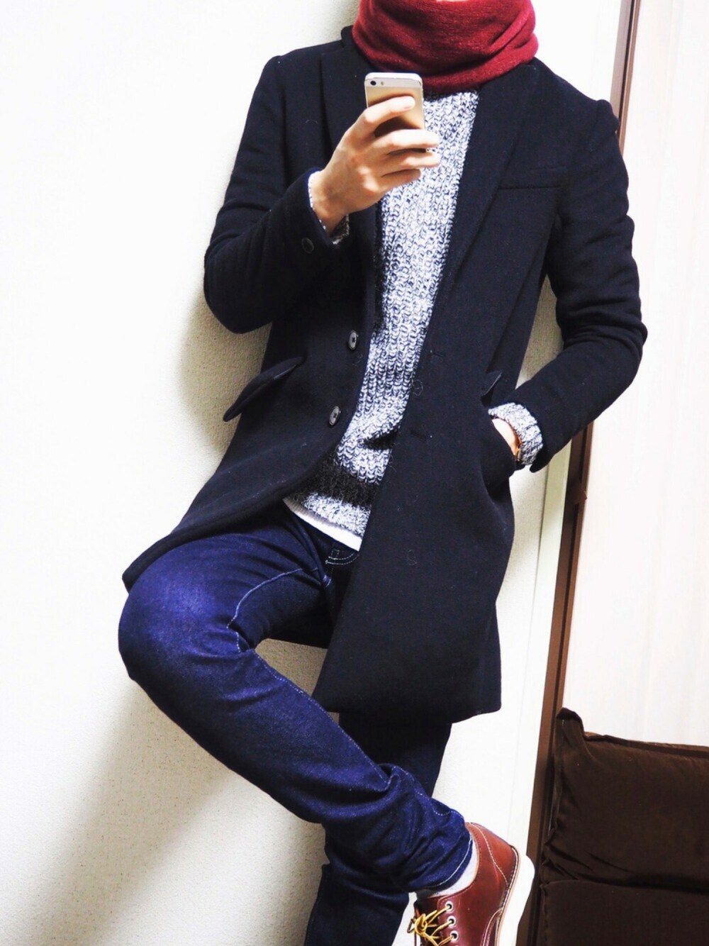 「チェスターコート、タートルネック、マフラー、スキニーデニム、STUDIOUS SELECT(STUDIOUS SELECT)、RAGEBLUE、knot」｜「RAGEBLUEのラッセルマフラー/734331（マフラー、レッド系）」を使った、kenyaさん（メンズ・173cm）の冬コーディネートの1枚目の写真