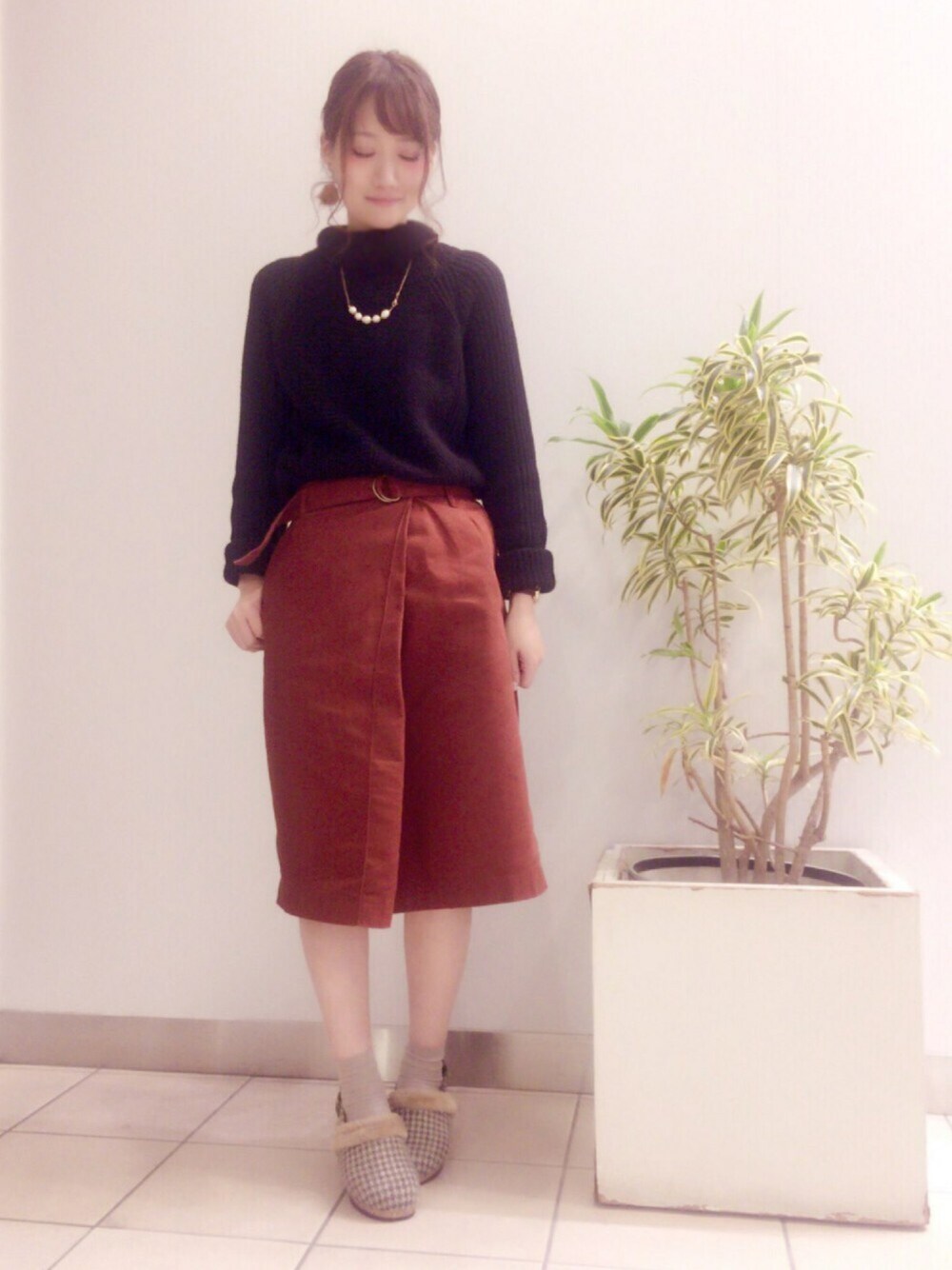 「シンプル、ブラック、テラコッタ、ニツト、タイトスカート、ファーサンダル、冬コーデ、ハリスツイード、ootd、outfit」｜「Green　ParksのLHELBIE 切替畦あみオフタートルニットプルオーバー（ニット/セーター、ブラック系）」を使った、S h i i ＊°さん（レディース・163cm）の秋コーディネートの1枚目の写真