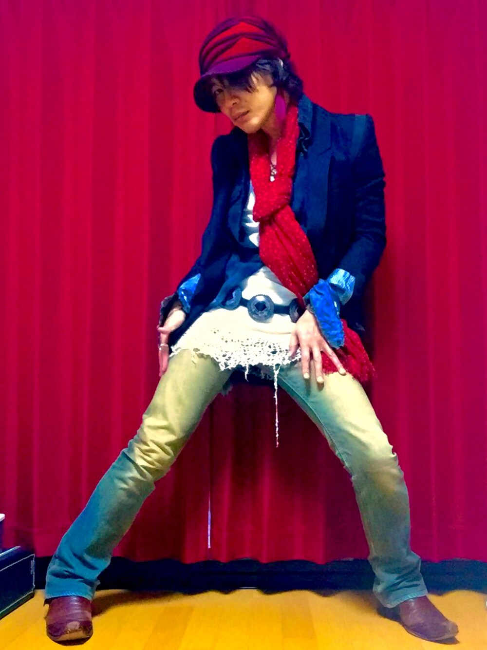 「L.G.B.、IF SIX WAS NINE、ROYAL FLASH、red、rock、BLUES、ジャケット、ストール、ニットキャップ」｜「Unkownのアイテム（キャップ、レッド系）」を使った、Yosukeさん（メンズ・165cm）の冬コーディネートの1枚目の写真