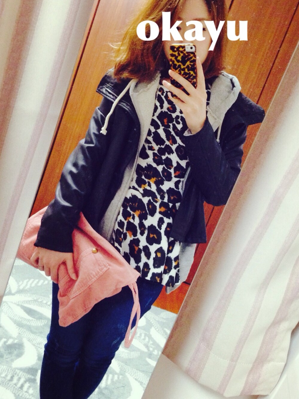 「コンバース、レオパード、クラッチBAG、レザージャケット、パーカー、ぺプラム、ひょう柄、マタニティ、スキニーデニム」｜「CONVERSEのコンバース（スニーカー、ブラック系）」を使った、おかゆさん（レディース・156cm）の春コーディネートの1枚目の写真
