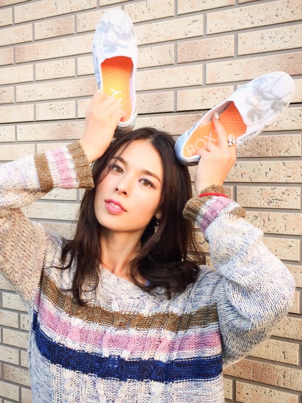 「ROXYのアイテム（スニーカー、シルバー系）」を使った、Justine Kuriharaさん（レディース・170cm）の春コーディネートの1枚目の写真