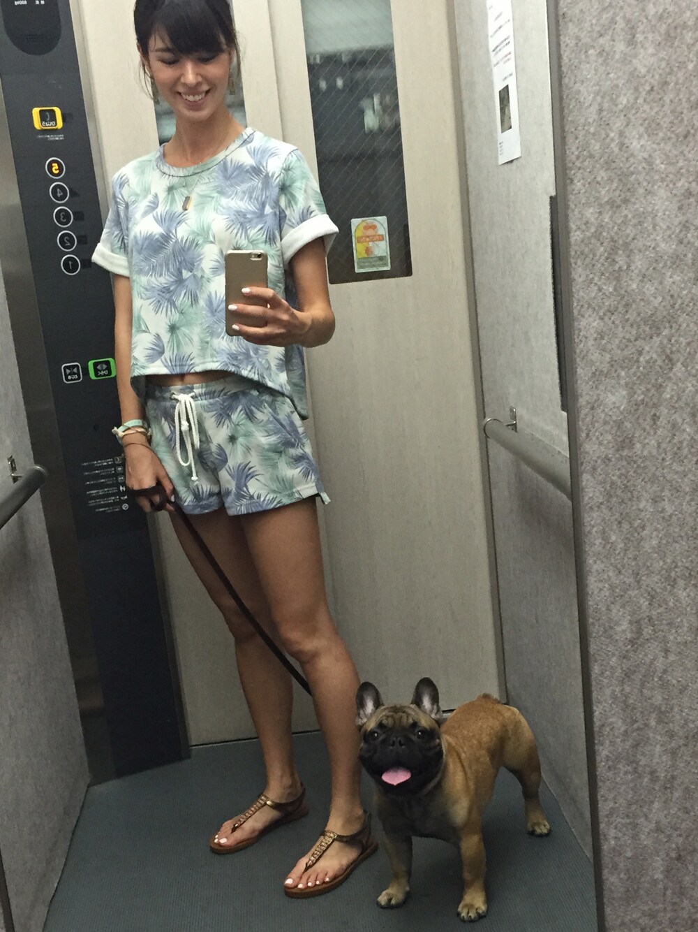 「saboskirtのアイテム（Tシャツ/カットソー、ブルー系）」を使った、Justine Kuriharaさん（レディース・170cm）の夏コーディネートの1枚目の写真