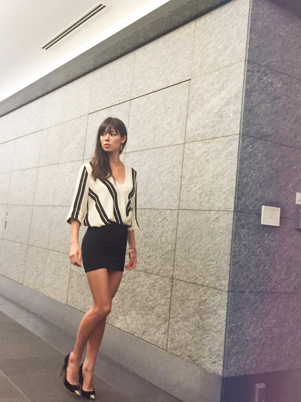 「TOPSHOPのアイテム（シャツ/ブラウス、ベージュ系）」を使った、Justine Kuriharaさん（レディース・170cm）の夏コーディネートの1枚目の写真