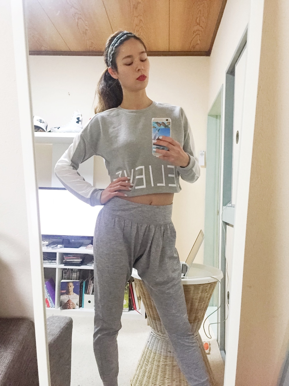 「FOREVER 21のアイテム（スウェット、グレー系）」を使った、Justine Kuriharaさん（レディース・170cm）の冬コーディネートの1枚目の写真
