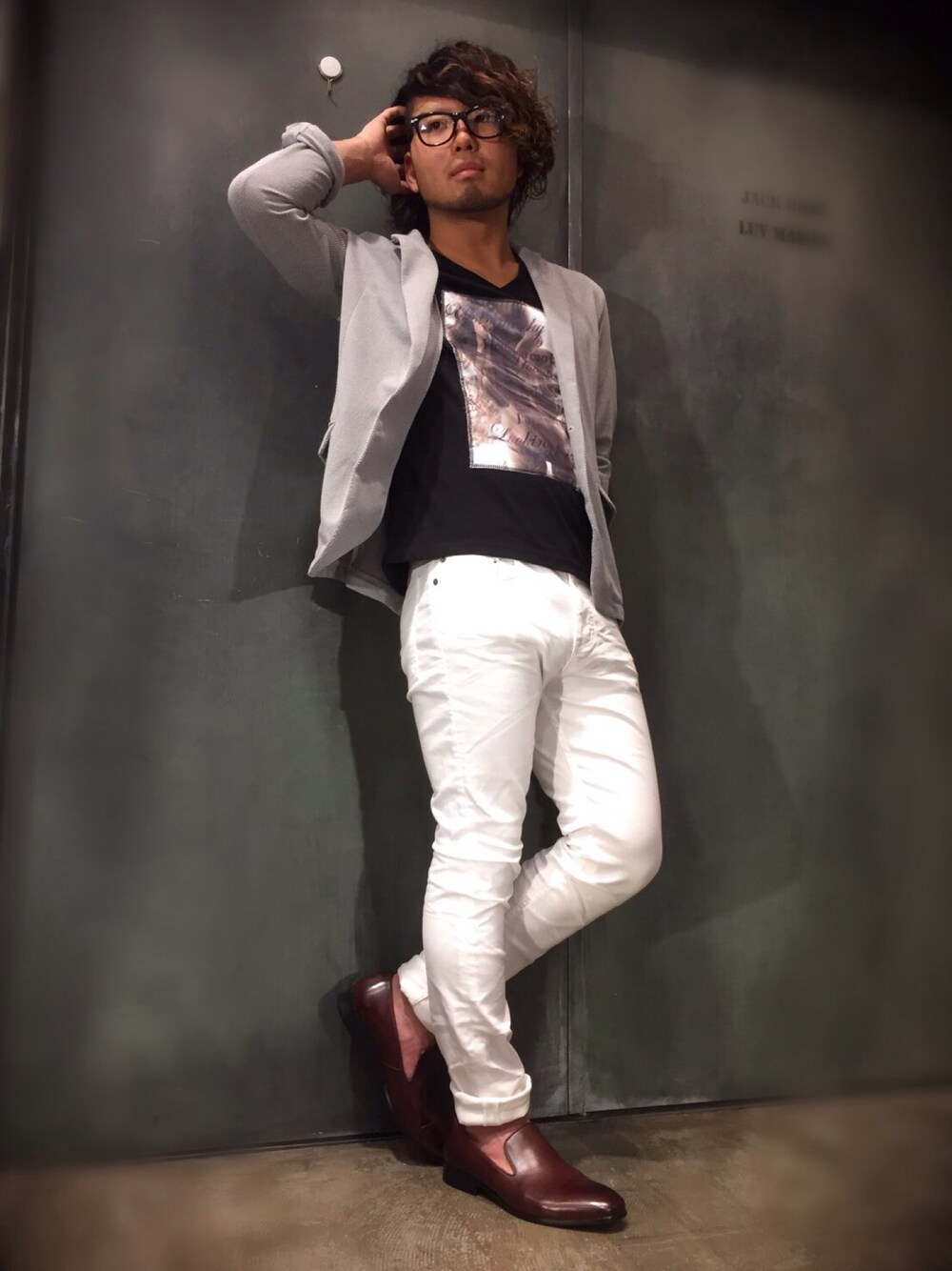 グレー系のテーラードジャケット、ホワイト系のデニムパンツ、ブラウン系のシューズを着用したメンズの春コーディネートの1枚目の写真