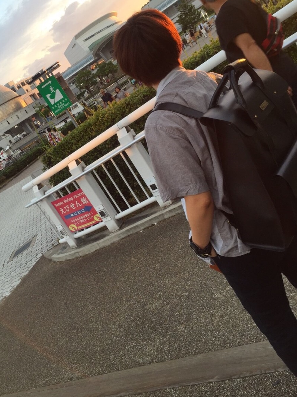 ブラック系のバックパック/リュック、グレー系のシャツ/ブラウス、ブラック系のアナログ腕時計を着用したレディースの秋コーディネートの1枚目の写真