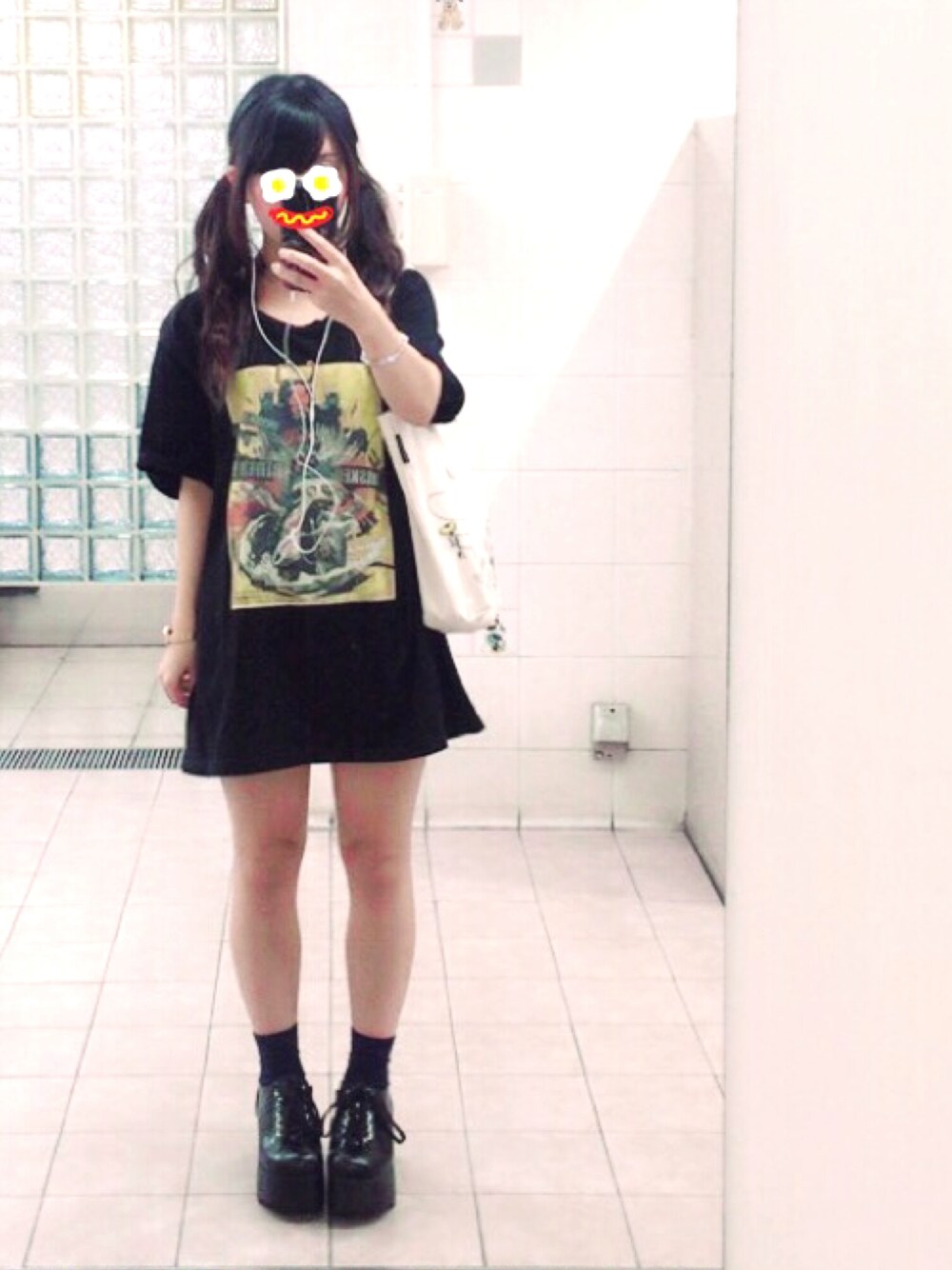 ブラック系のTシャツ/カットソー、ブラック系のスニーカーを着用したレディースの秋コーディネートの1枚目の写真