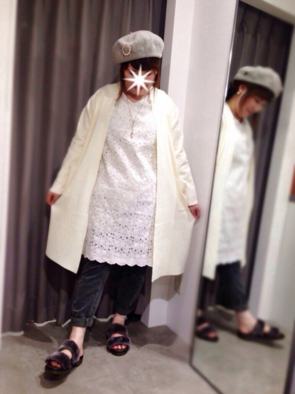 ホワイト系のカーディガン/ボレロ、グリーン系のその他パンツ、グレー系のサンダルを着用したレディースの秋コーディネートの1枚目の写真