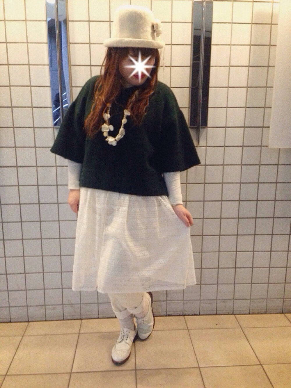 グリーン系のニット/セーター、ベージュ系のTシャツ/カットソー、ホワイト系のその他パンツを着用したレディースの秋コーディネートの1枚目の写真