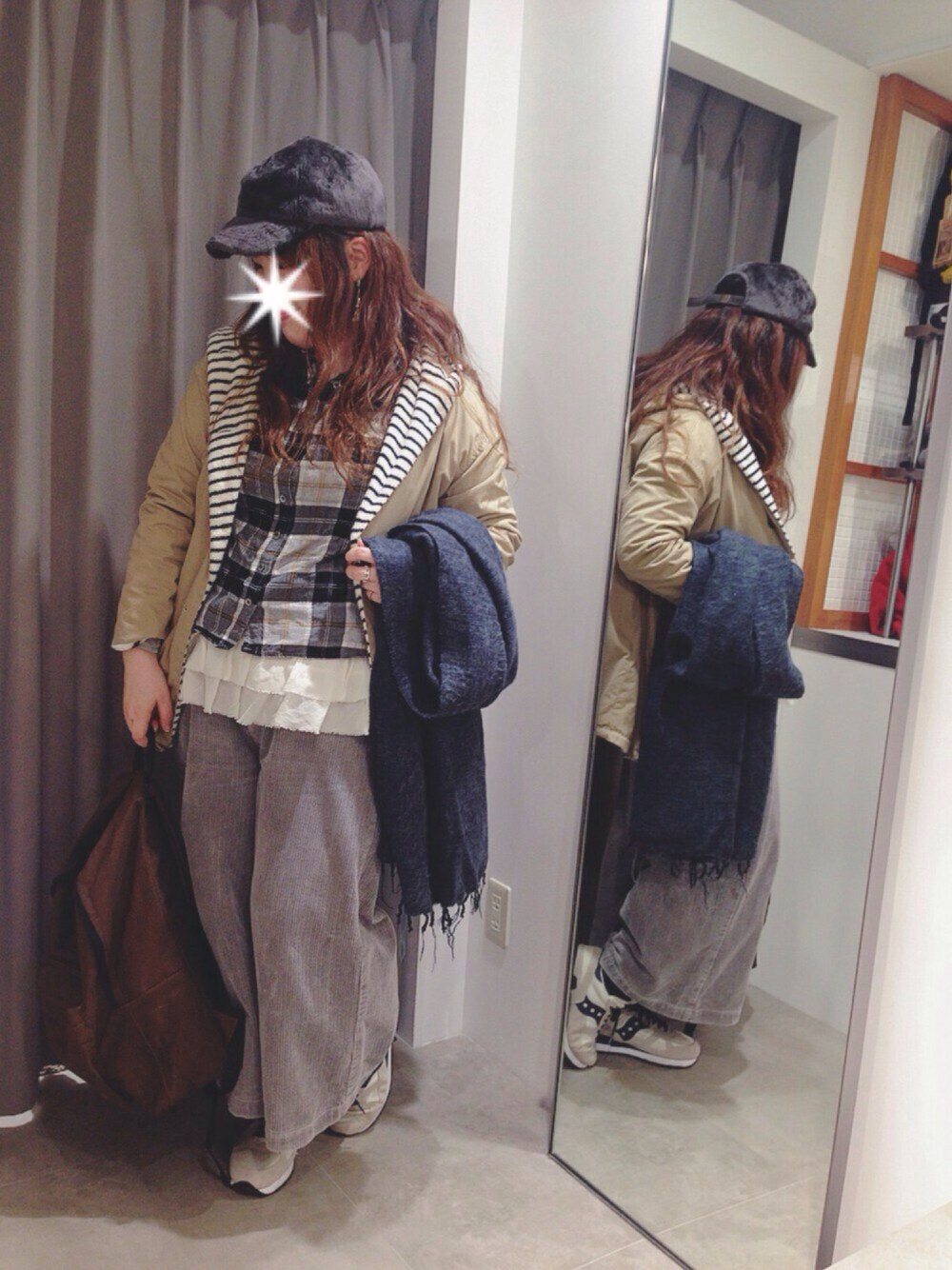 ベージュ系のその他アウター、その他のシャツ/ブラウス、ベージュ系のキャミソールを着用したレディースの秋コーディネートの1枚目の写真