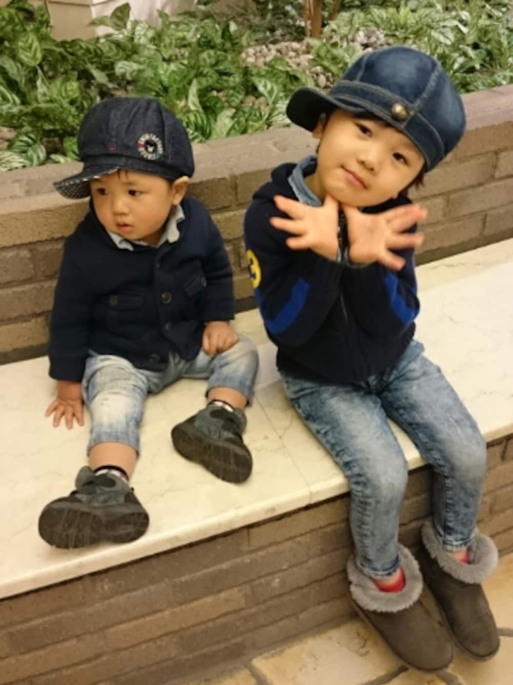 「3歳、1歳、兄弟コーデ、男の子コーデ、キッズコーデ、キャップ、デニムオンデニム、子供コーデ、デニムパンツ、なかよし兄弟」｜「POLO RALPH LAURENのアイテム（パーカー、ブルー系）」を使った、Ｙ&Ｒさん（キッズ・100cm）の春コーディネートの1枚目の写真