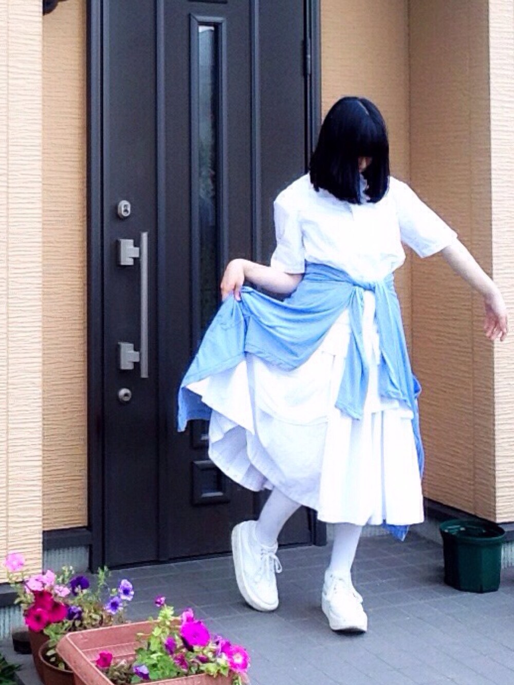 ホワイト系のシャツ/ブラウス、ブルー系のカーディガン/ボレロ、ホワイト系のスカートを着用したレディースの夏コーディネートの1枚目の写真