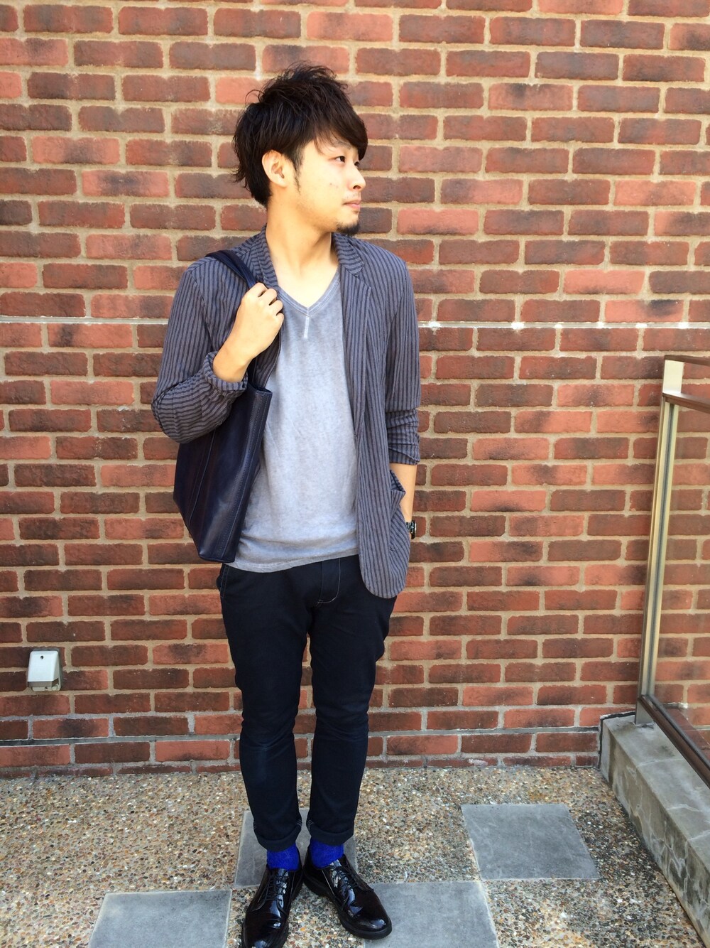 「トートバッグ」｜「Johnbullのアイテム（テーラードジャケット、ブラック系）」を使った、YUSUKEさん（メンズ・174cm）の夏コーディネートの1枚目の写真