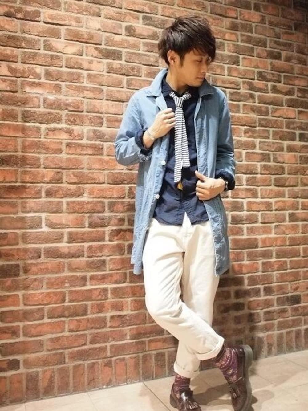 「johnbull、Japan blue、Loake、白パンツ、ショップコート」｜「Johnbullのアイテム（シャツ/ブラウス、ブルー系）」を使った、YUSUKEさん（メンズ・174cm）の秋コーディネートの1枚目の写真