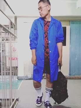 「COMME des GARCONS SHIRT（コムデギャルソンシャツ）のアイテム（ナイロンジャケット、ブルー系）」を使った、植田昇明さん（メンズ・175cm）の夏コーディネート