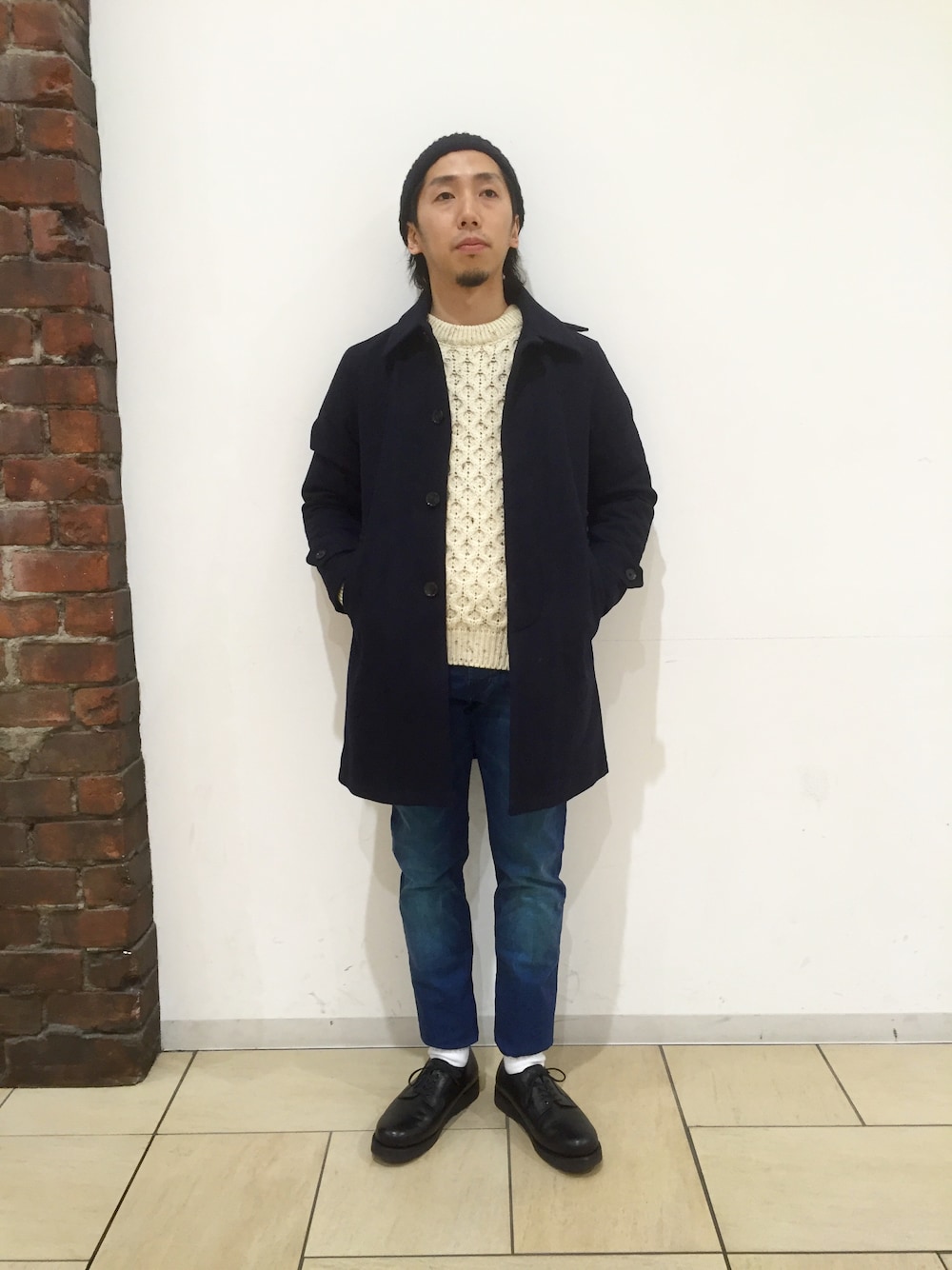 「ステンカラーコート、ＭＹＳＥＬＦＡＢＡＨＯＵＳＥ、スコッチ＆ソーダ、チェスターコート、ケーブルニット、白ニット、メルトンアウター、scotch&soda」｜「MYSELF ABAHOUSEのSCOTCH&SODA　Ralston-Summer（デニムパンツ、ブルー系）」を使った、o-takaさん（メンズ・165cm）の冬コーディネートの1枚目の写真