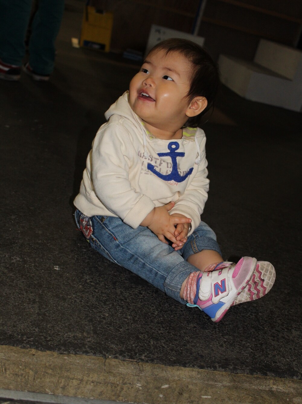 「DENIM DUNGAREE、New Balance、デニム、kids」｜「DENIM DUNGAREEのアイテム（パーカー、ホワイト系）」を使った、＊M&M＊さん（キッズ・80cm）の冬コーディネートの1枚目の写真