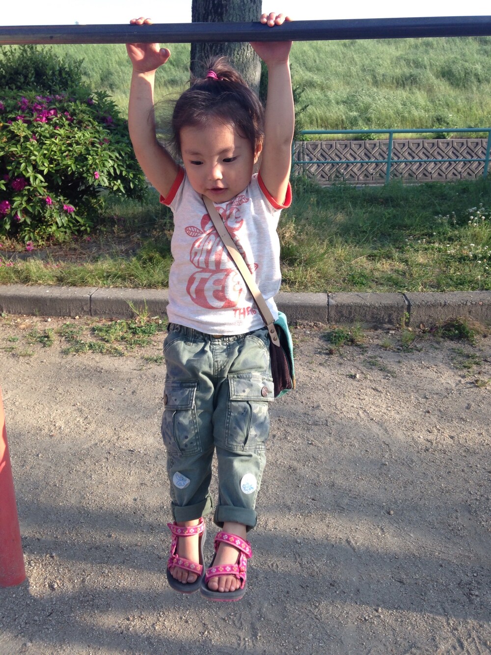 「DENIM DUNGAREE、teva、kids、公園スタイル」｜「DENIM DUNGAREEのアイテム（Tシャツ/カットソー、ホワイト系）」を使った、＊M&M＊さん（キッズ・90cm）の夏コーディネートの1枚目の写真