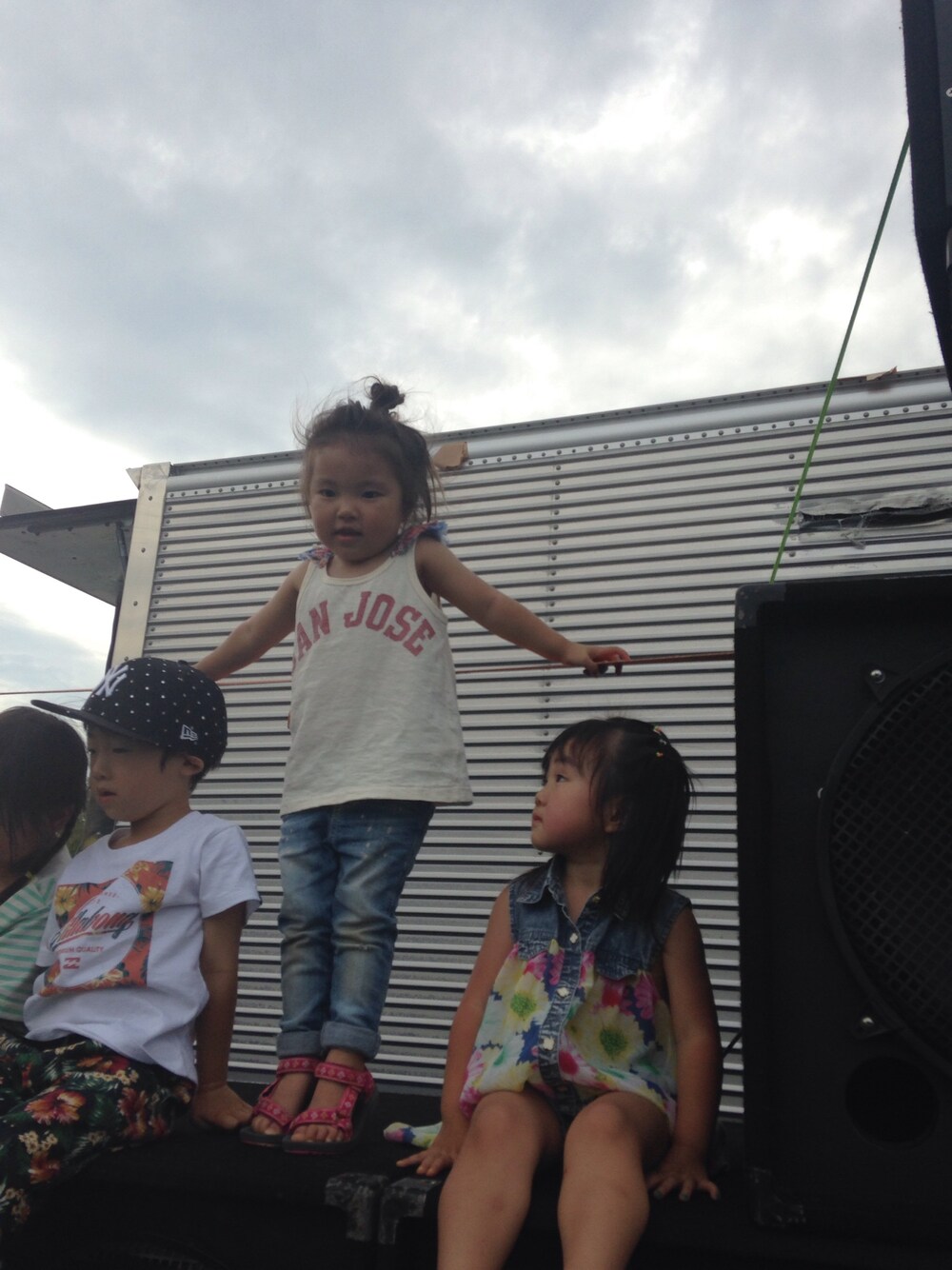 「DENIM DUNGAREE、おだんごヘアー、レゲエ、公園、サウンドシステム、重低音、ダンス」｜「DENIM DUNGAREEのアイテム（Tシャツ/カットソー、ホワイト系）」を使った、＊M&M＊さん（キッズ・90cm）の夏コーディネートの1枚目の写真