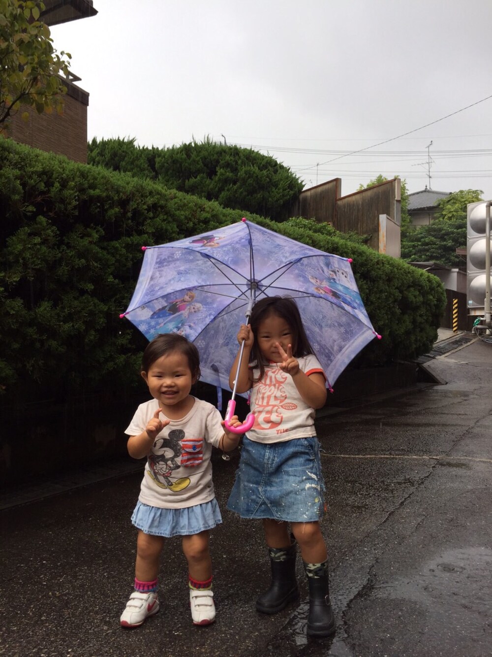 「雨の日、DENIM DUNGAREE、Diesel、ミッキーT、アナと雪の女王」｜「DENIM DUNGAREEのアイテム（Tシャツ/カットソー、ホワイト系）」を使った、＊M&M＊さん（キッズ・90cm）の秋コーディネートの1枚目の写真