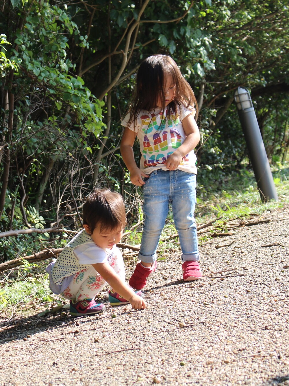 「キッズコーデ」｜「hippy happy yuppy booのアイテム（Tシャツ/カットソー、ホワイト系）」を使った、＊M&M＊さん（キッズ・90cm）の秋コーディネートの1枚目の写真