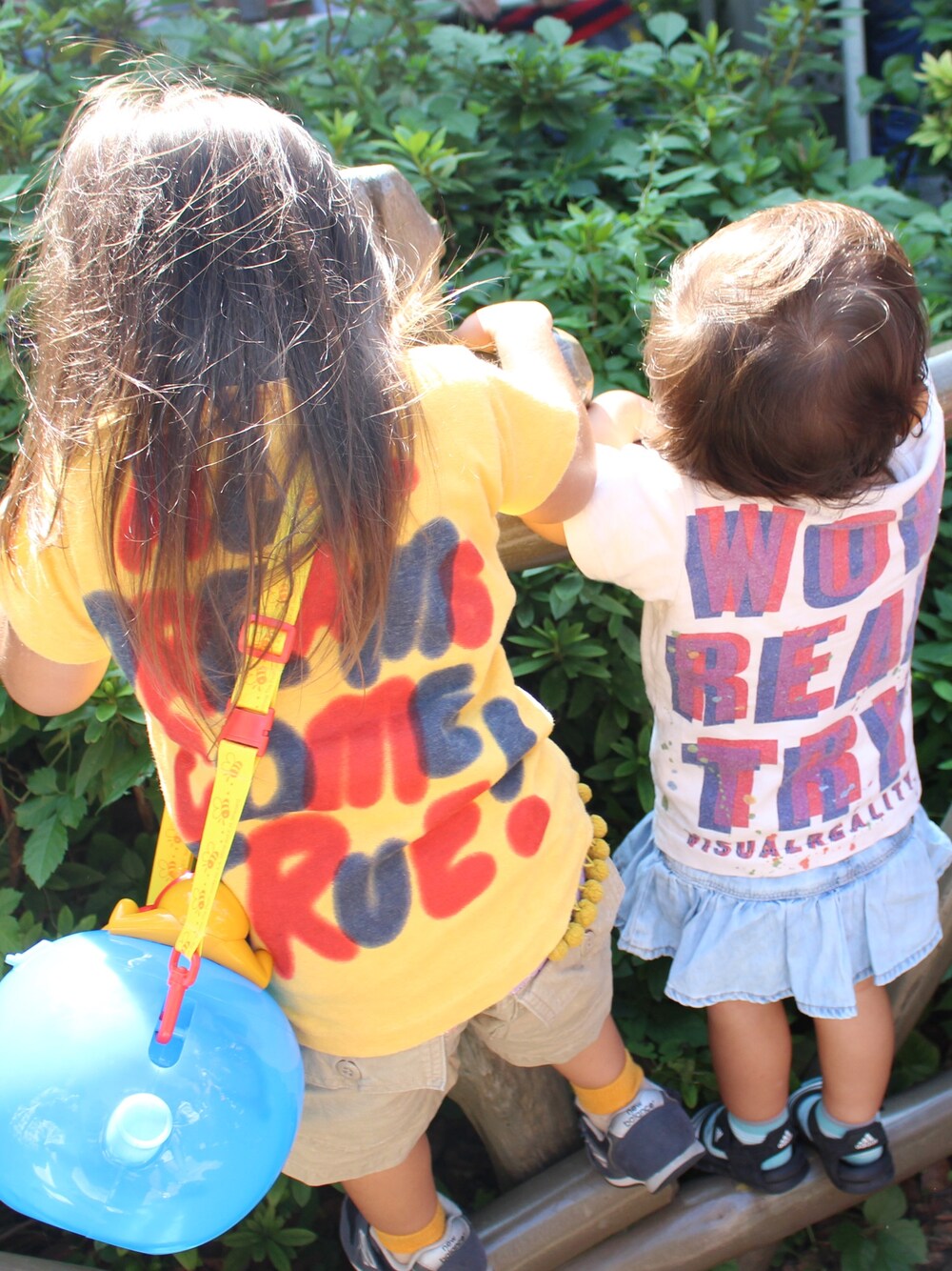 「DENIM DUNGAREE、DEISEL、ディズニーランド、ミッキーマウス、女の子、姉妹コーデ」｜「DENIM DUNGAREEのアイテム（Tシャツ/カットソー、イエロー系）」を使った、＊M&M＊さん（キッズ・90cm）の秋コーディネートの1枚目の写真