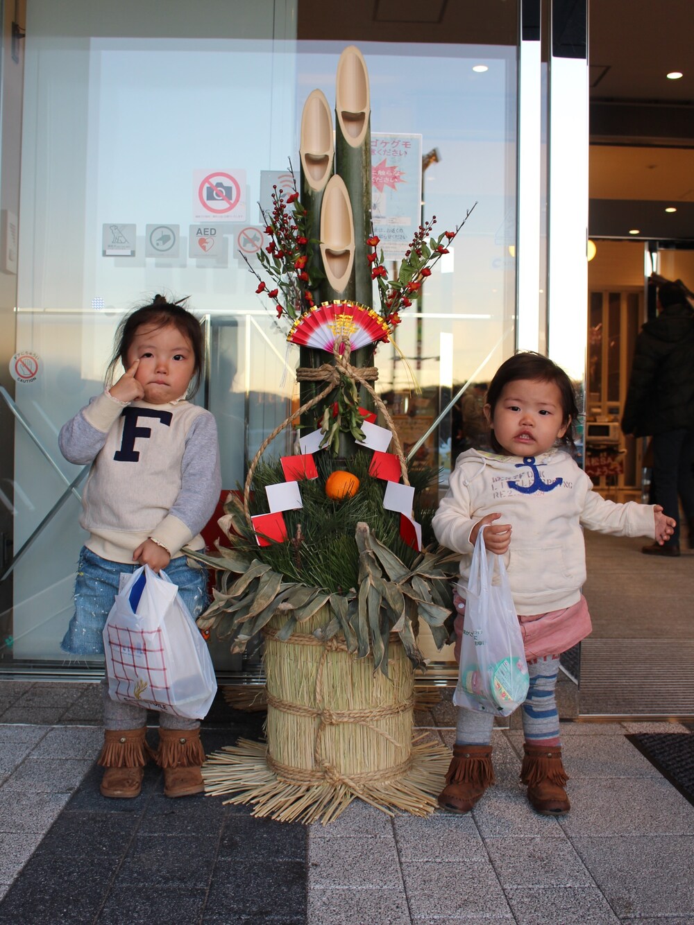 「DENIM DUNGAREE、姉妹コーデ、明けましておめでとうございます、4歳、2歳」｜「DENIM DUNGAREEのアイテム（スウェット、ホワイト系）」を使った、＊M&M＊さん（キッズ・90cm）の冬コーディネートの1枚目の写真