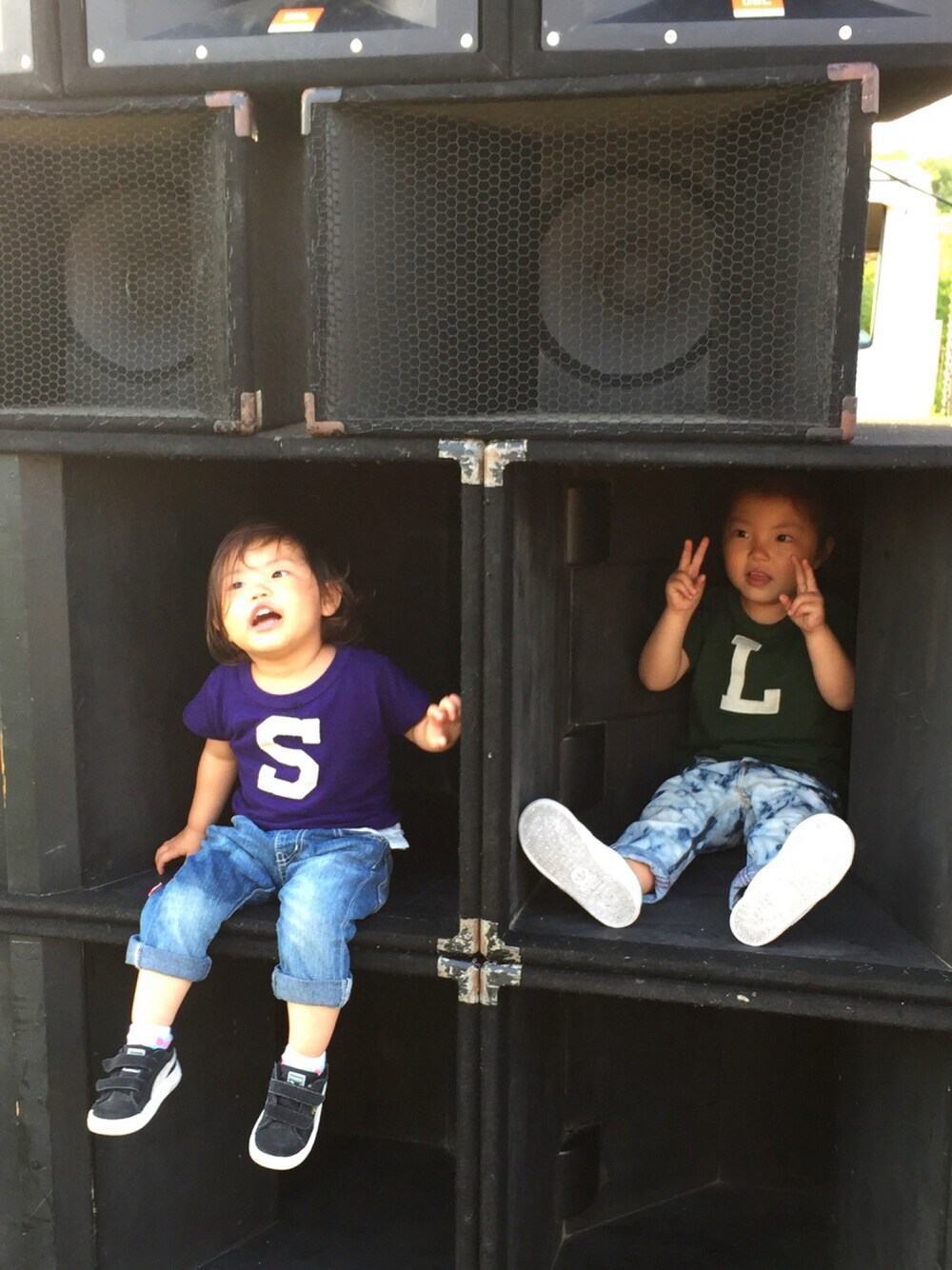 「DENIM DUNGAREE、スタンスミス、キッズコーデ、kids、おんなのこ、4歳、2歳、サウンドシステム、野外フェス」｜「REDDY APPLESEEDのアイテム（デニムパンツ、ブルー系）」を使った、＊M&M＊さん（キッズ・90cm）の春コーディネートの1枚目の写真
