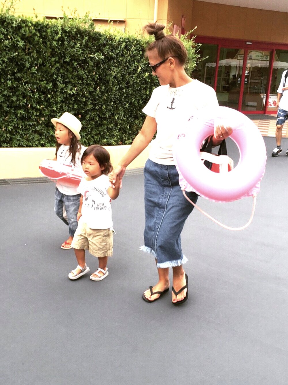 「夏、おんなのこ、親子コーデ、3歳、4歳、プール、DENIM DUNGAREE」｜「DENIM DUNGAREEのアイテム（Tシャツ/カットソー、ホワイト系）」を使った、＊M&M＊さん（キッズ・90cm）の夏コーディネートの1枚目の写真