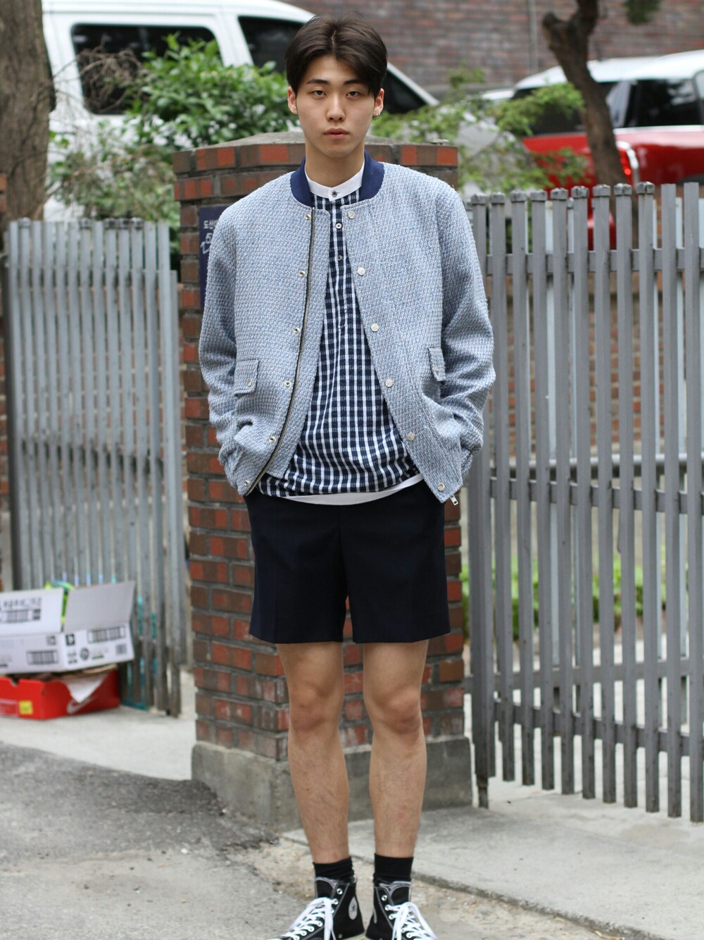 「fashion、street、men、model、streetfashion、streetsnap、menswear、이의수、Fashionphotographer」｜「CONVERSEの컨버스（スニーカー、ブラック系）」を使った、장준영さん（メンズ・160cm）の夏コーディネートの1枚目の写真