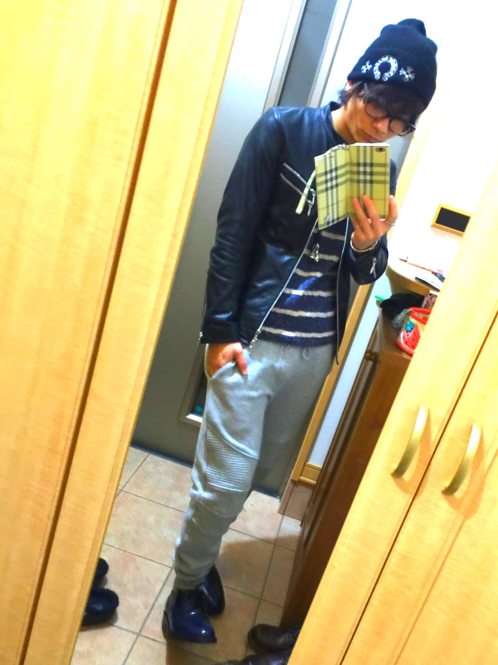 「BLACK by VANQUISH、VANQUISH、シングルライダース、レザージャケット、ニット帽、めがね、スゥェットパンツ、バイカーパンツ」｜「BLACK by VANQUISHのBOEMOS別注 内羽根ウイングチップシューズ（その他シューズ、ブルー系）」を使った、ほり ひでたかさん（メンズ・168cm）の冬コーディネートの1枚目の写真