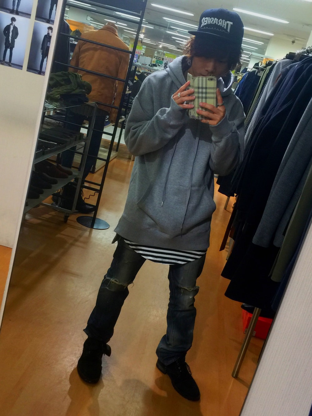 「オーバーサイズ、キャップ、ダメージデニムパンツ、クラッシュデニム、ブーツ、NO ID.、THRASHER、MURDERLICENSE、VANQUISH、パーカー」｜「Murder Licenseのｽｴｰﾄﾞﾜｰｸﾌﾞｰﾂ(ｽﾀｲﾙｱｯﾌﾟｲﾝｿｰﾙSet)（ブーツ、ブラック系）」を使った、ほり ひでたかさん（メンズ・168cm）の秋コーディネートの1枚目の写真