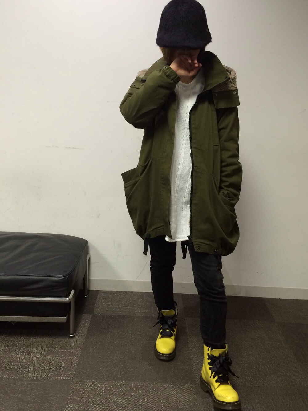 「リボン、白ニット、モッズコート、黒スキニー、金髪、Dr.Martens」｜「iの立体ラインニットP/O（ニット/セーター、ホワイト系）」を使った、mAcoさん（レディース・156cm）の冬コーディネートの1枚目の写真