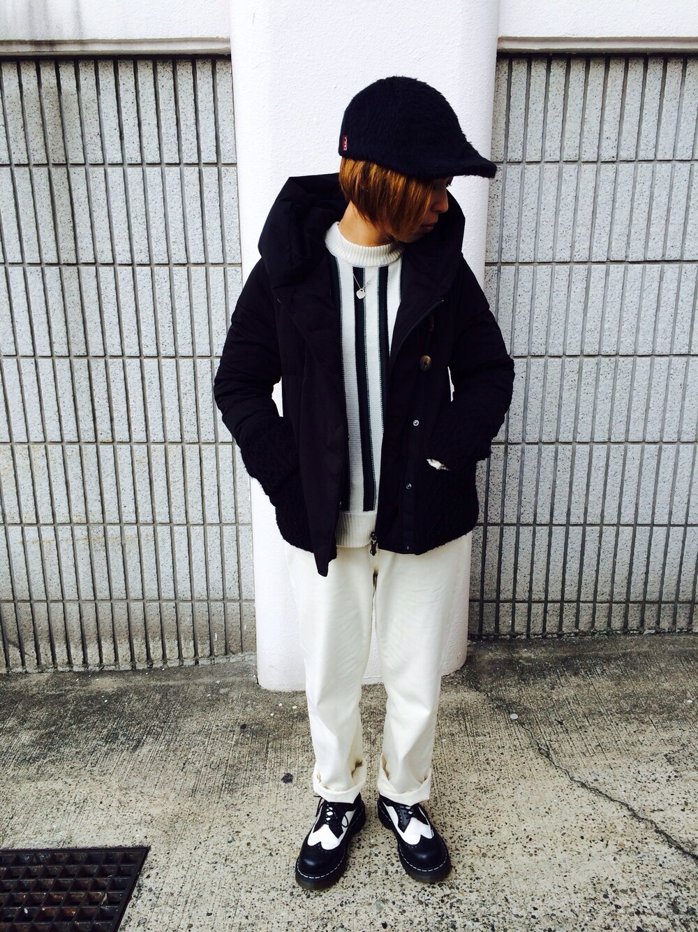 「Dr.Martens、YOSOOU、金髪、parici、白パンツ、キャップ、レースアップシューズ、ロケ、モノトーン」｜「PAR ICIの12オンスデニム　ボーイフレンドパンツ（デニムパンツ、ホワイト系）」を使った、mAcoさん（レディース・156cm）の冬コーディネートの1枚目の写真