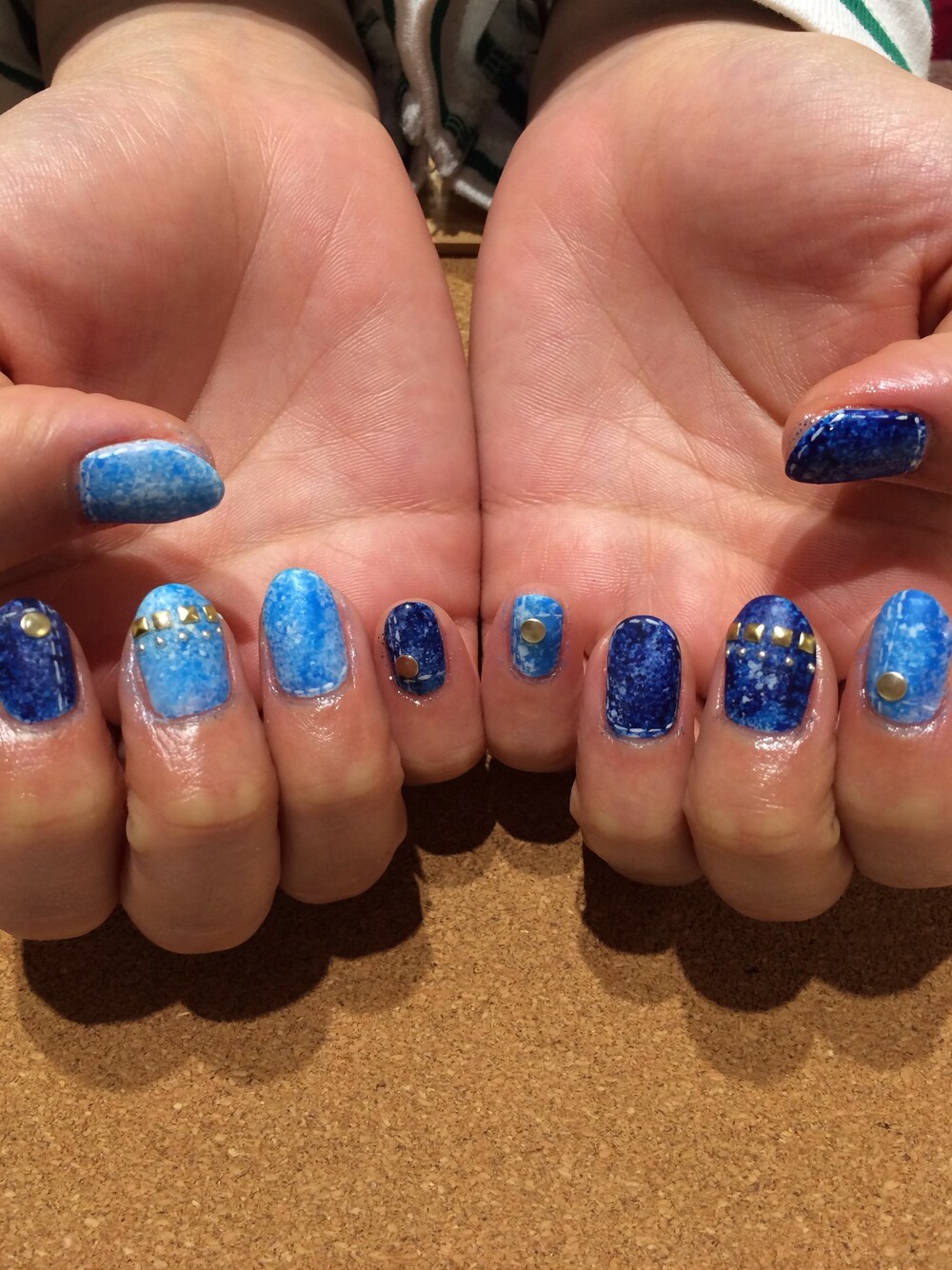 「デニム、ステッチ、スタッズ、ネイル」｜「no brandのデニム（デニムパンツ、ブルー系）」を使った、mAcoさん（レディース・156cm）の春コーディネートの1枚目の写真