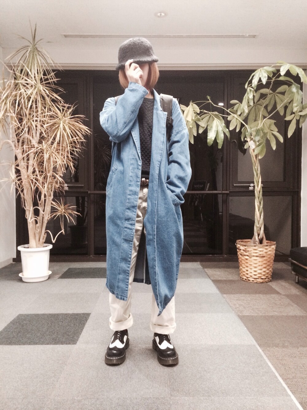 「ワイドパンツ、ロングコート、デニムコート、PAR ICI、Dr.Martens、KBF、金髪、UNIQLO、差し色(赤)」｜「KBFのKBF　デニムＢＩＧコート（その他アウター、ブルー系）」を使った、mAcoさん（レディース・156cm）の春コーディネートの1枚目の写真