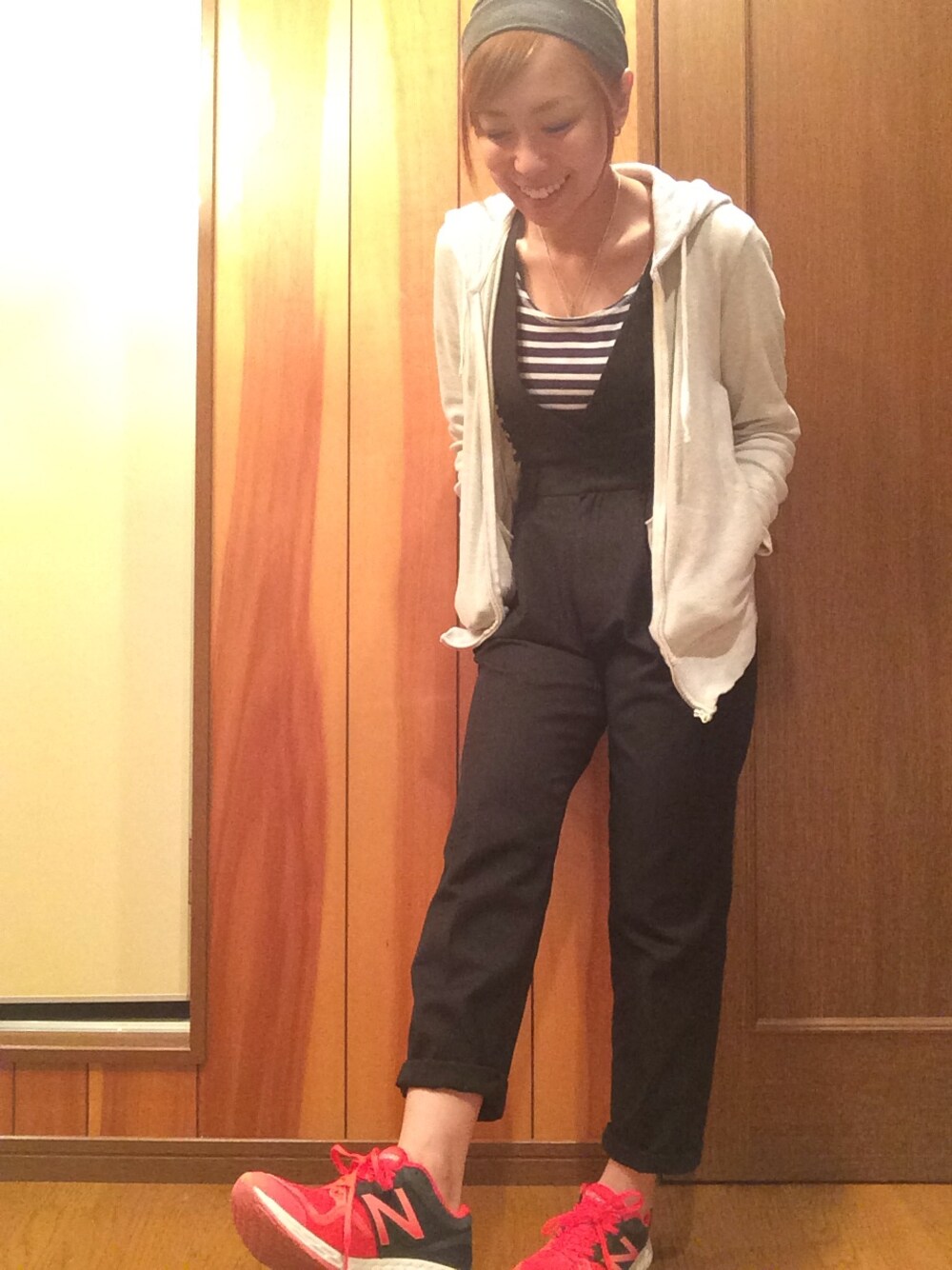 「ヘアバンド、メッシュ、金髪、オーバーオール、ボーダー、New Balance、more than words、UNIQLO、ランニングシューズ」｜「more than wordsの3wayテーパードパンツ（その他パンツ、ブラック系）」を使った、mAcoさん（レディース・156cm）の春コーディネートの1枚目の写真