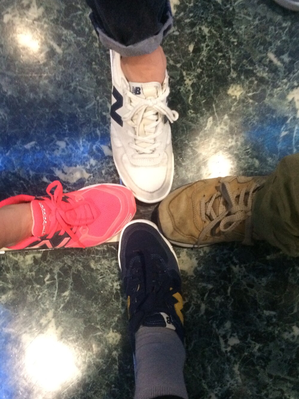 「New Balance、NEW  BALANCE 、カラオケ、朝まで」｜「NEW BALANCEのスムースを手に入れろ！（スニーカー、オレンジ系）」を使った、mAcoさん（レディース・156cm）の春コーディネートの1枚目の写真