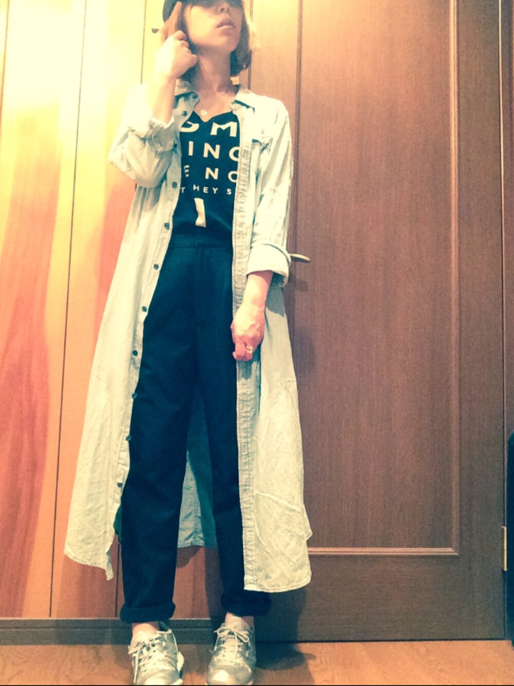「デニムシャツ、ロングシャツワンピ、キャップ、UNIQLO、UT、SEVENDAYS＝SUNDAY、Diesel、New Balance、金髪」｜「UNIQLOのアイテム（Tシャツ/カットソー、ブラック系）」を使った、mAcoさん（レディース・156cm）の夏コーディネートの1枚目の写真
