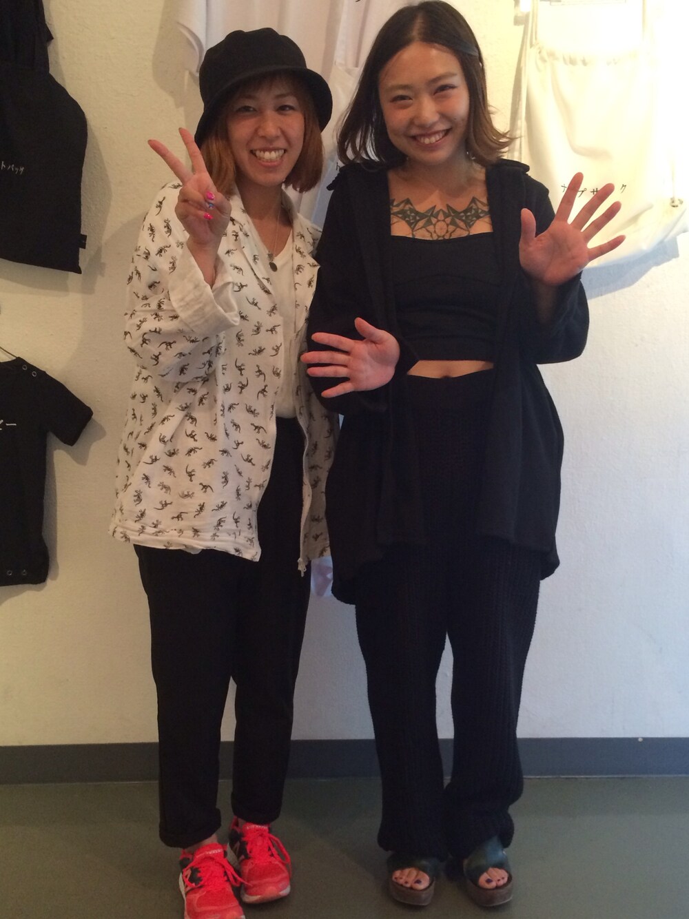 「ikumi、受注会、スタッフさんと写真、10万分予約、金髪、バケットハット、恐竜、New Balance」｜「more than wordsの3wayテーパードパンツ（その他パンツ、ブラック系）」を使った、mAcoさん（レディース・156cm）の夏コーディネートの1枚目の写真