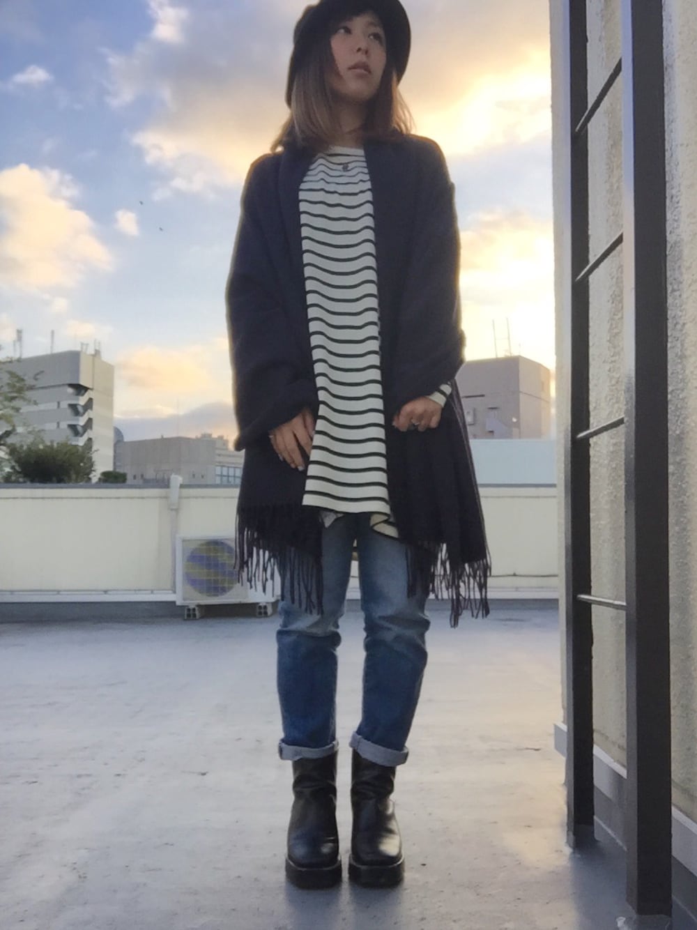 「HEART MARKET、ワンピース×デニム、ワンピース、UNIQLO、Champion、バケットハット、i、ブーツ」｜「UNIQLOのアイテム（デニムパンツ、ブルー系）」を使った、mAcoさん（レディース・156cm）の秋コーディネートの1枚目の写真