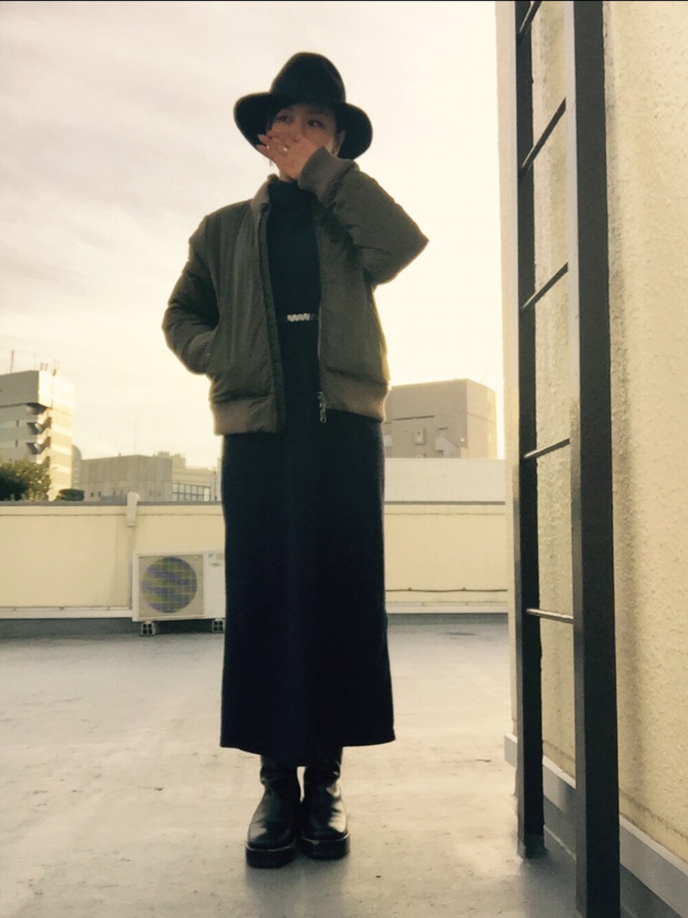 「YOSOOU、ツバ広ハット、KBF、ロングワンピース、CA4LA、ikumi、喫煙所、MA-1、カーキ」｜「KBFのKBF　タートルロングワンピース（ワンピース、ブルー系）」を使った、mAcoさん（レディース・156cm）の冬コーディネートの1枚目の写真