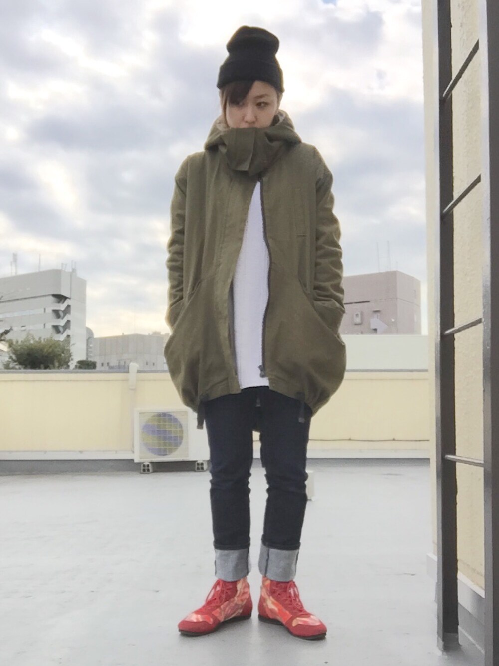 「モッズコート、ニット帽、白ニット、UNIQLO、Onitsuka Tiger、差し色(赤)」｜「Onitsuka TigerのM / mika ninagawa コラボレーションモデル オニツカタイガー ジャベリン ヒイナ M / mika ninagawa Collaboration Model Onitsuka Tiger JAVELIN HIINA (THK477)（スニーカー、レッド系）」を使った、mAcoさん（レディース・156cm）の冬コーディネートの1枚目の写真