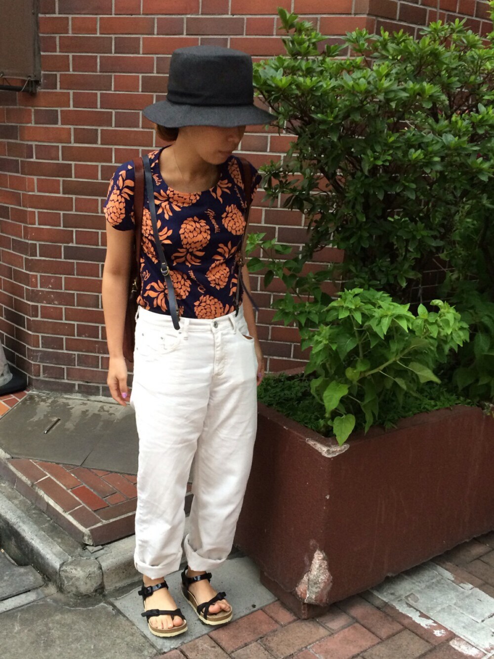 「かき氷、uniqro、parici、CA4LA、麦わら帽子、パイナップル、白パンツ、ドラフトBS」｜「BIRKENSTOCKのTAORMINA BF Navy/Patent Navy(UNISEX)（サンダル、ブルー系）」を使った、mAcoさん（レディース・156cm）の夏コーディネートの1枚目の写真