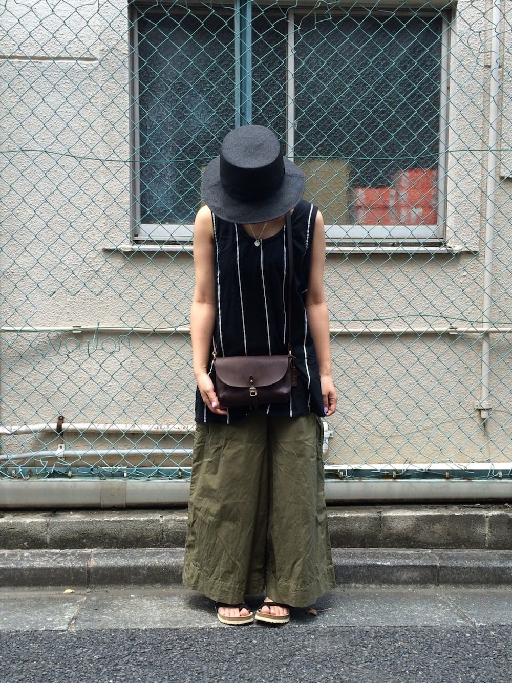 「i、ikumi、KBF、CA4LA、金髪、ワイドパンツ、ハット、むぎわら帽子、ドラフトBS」｜「KBFのKBF ワイドパンツ（その他パンツ、グリーン系）」を使った、mAcoさん（レディース・156cm）の夏コーディネートの1枚目の写真