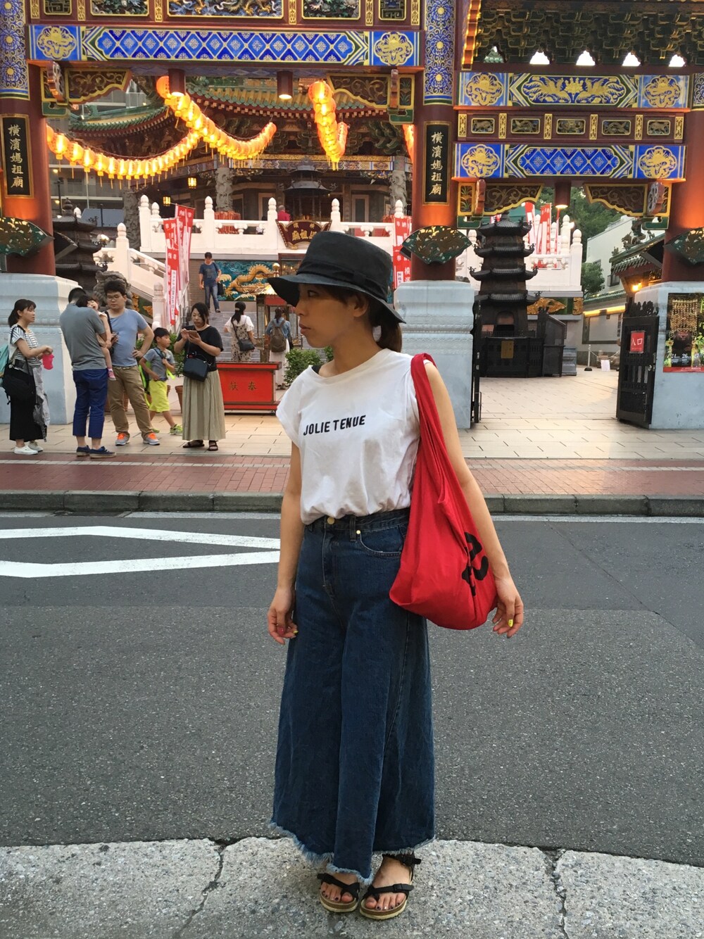 「サンダル、CA4LA、ワイドデニム、KBF、ワイドパンツ、LEE、birkenstock」｜「LeeのCONVENIENT BAG（エコバッグ/サブバッグ、レッド系）」を使った、mAcoさん（レディース・156cm）の夏コーディネートの1枚目の写真