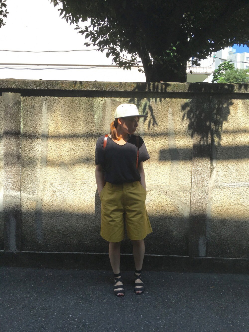 「ハーフパンツ、KBF、CA4LA、I am I、少年、キャップ、麦わらキャップ、herz、ワンピース、脱出ゲーム」｜「I am I のネオンカラー      ゴムサンダル（サンダル、ブラック系）」を使った、mAcoさん（レディース・156cm）の夏コーディネートの1枚目の写真