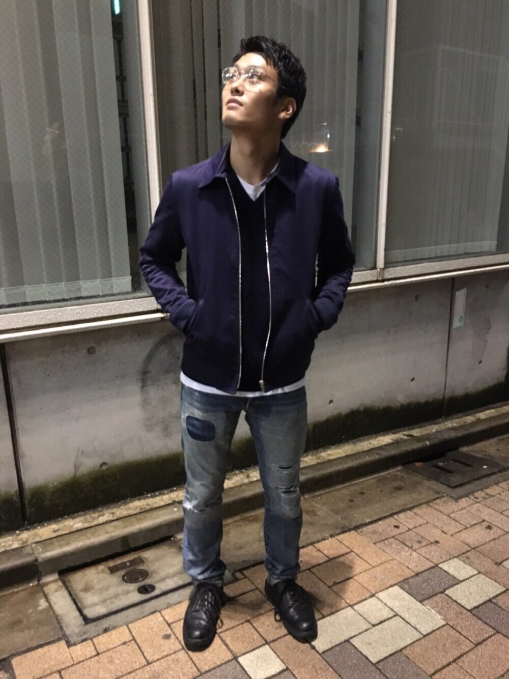 「メガネ男子、スイングトップ、ダメージデニムパンツ、革靴、きれいめカジュアル」｜「A.P.C.のアイテム（ブルゾン、パープル系）」を使った、ゴリラーマンさん（メンズ・170cm）の秋コーディネートの1枚目の写真