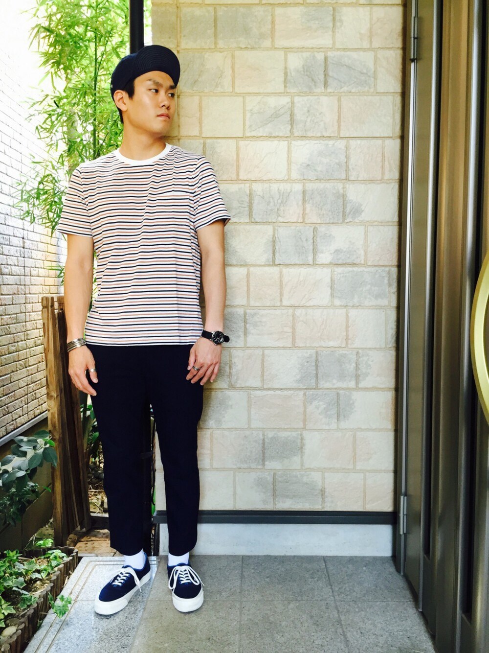 「キャップ、DELUXE、Tシャツ、イージーパンツ、スニーカー」｜「無印良品のアイテム（Tシャツ/カットソー、ベージュ系）」を使った、ゴリラーマンさん（メンズ・170cm）の春コーディネートの1枚目の写真